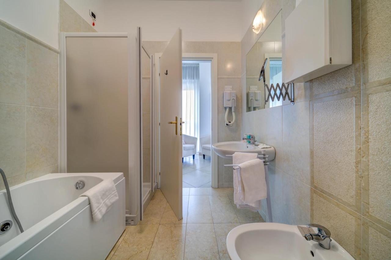 Hotel Carlton Beach Rimini Exterior foto