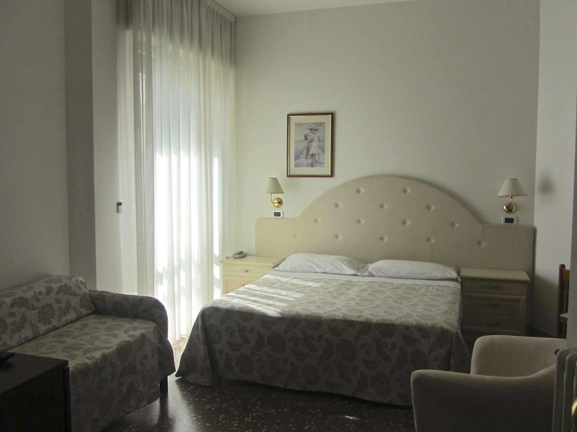 Hotel Carlton Beach Rimini Exterior foto