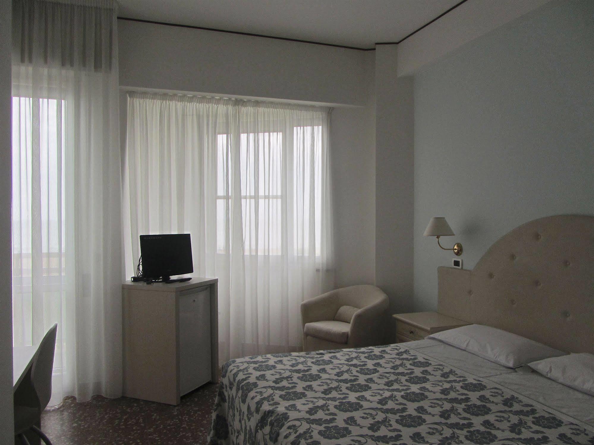 Hotel Carlton Beach Rimini Exterior foto