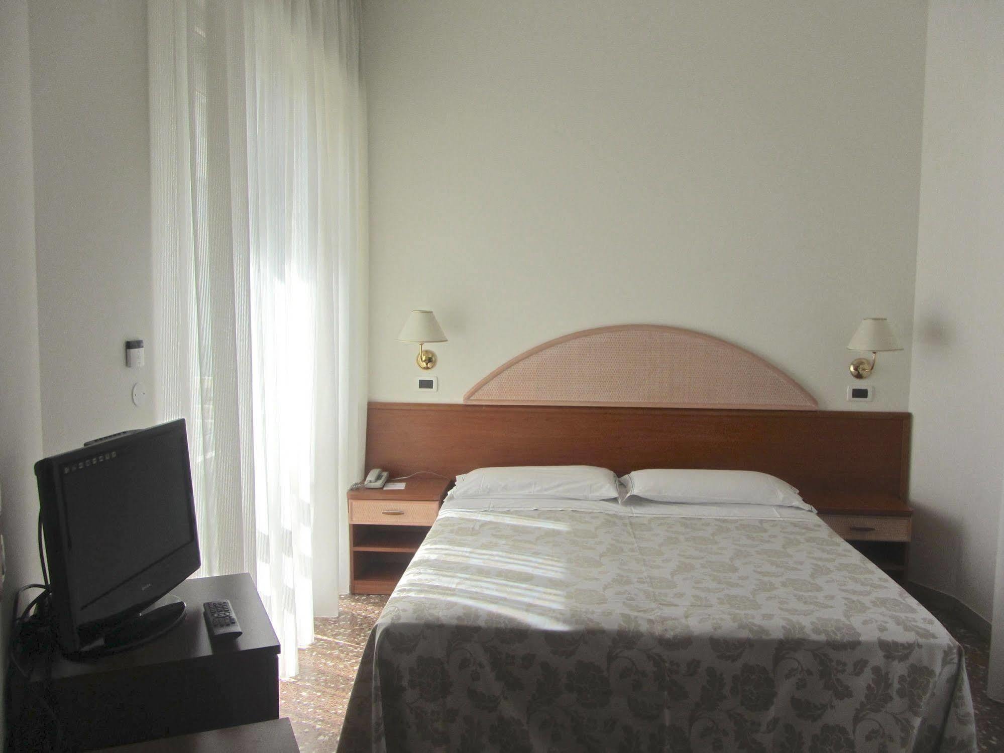Hotel Carlton Beach Rimini Exterior foto